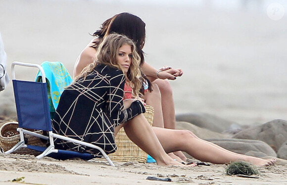 AnnaLynne McCord, Jessica Stroup et Jessica Lowndes sur le tournage de la série 90210 sur la plage de Malibu, le 24 juillet 2012