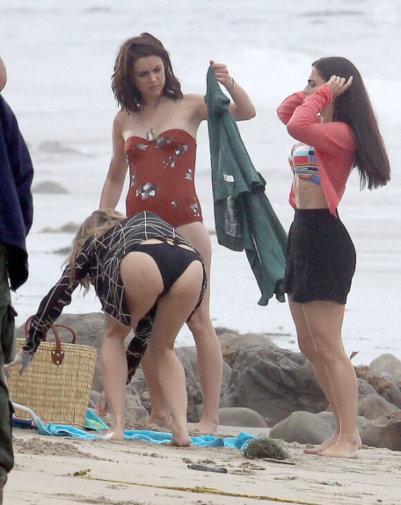 Les belles AnnaLynne McCord, Jessica Stroup et Jessica Lowndes sur le tournage de la série 90210 sur la plage de Malibu, le 24 juillet 2012