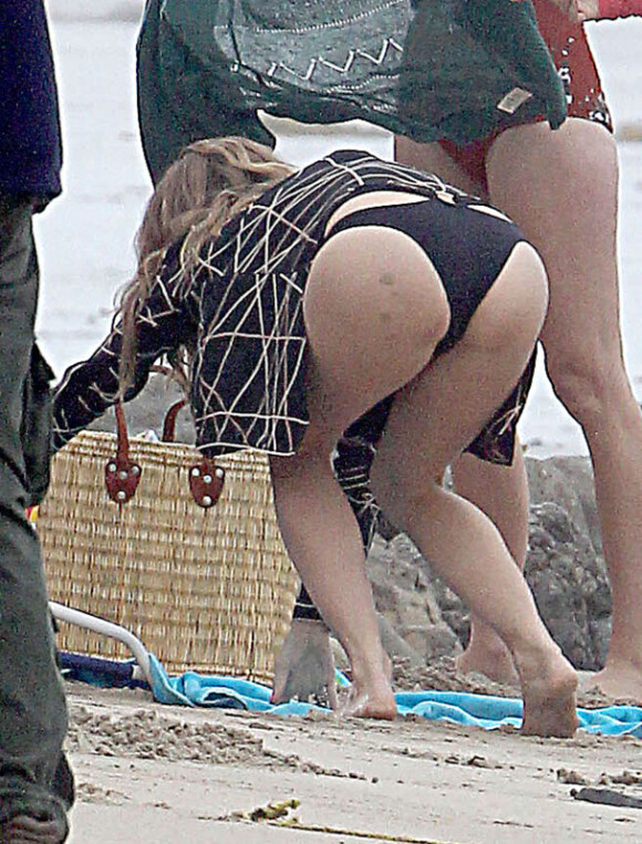 AnnaLynne McCord dévoile son postérieur, Jessica Stroup et Jessica Lowndes sur le tournage de la série 90210 sur la plage de Malibu, le 24 juillet 2012