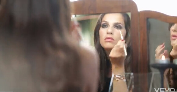 Elisa Tovati, image du clip de Comme, extrait de l'album Le Syndrome de Peter Pan, déjà disponible.
