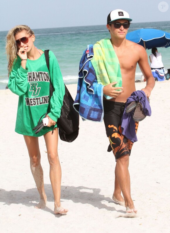 Hailey Baldwin accompagné d'un bel Apollon à Miami sous le soleil de Floride le 24 juillet 2012