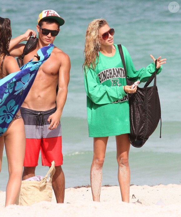 Hailey Baldwin profite d'une journée à la plage avec ses amis à Miami sous le soleil de Floride le 24 juillet 2012