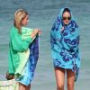 Hailey Baldwin profite d'une fraiche journée à la plage avec ses amis à Miami sous le soleil de Floride le 24 juillet 2012