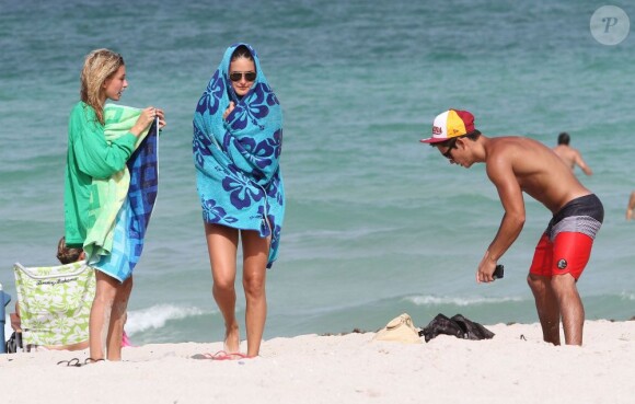 Hailey Baldwin profite d'une fraiche journée à la plage avec ses amis à Miami sous le soleil de Floride le 24 juillet 2012