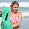 Hailey Baldwin profite d'une journée à la plage avec ses amis à Miami sous le soleil de Floride le 24 juillet 2012