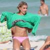 Hailey Baldwin profite d'une journée à la plage avec ses amis à Miami sous le soleil de Floride le 24 juillet 2012