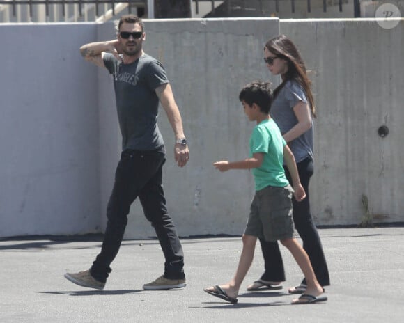 Megan Fox, enceinte, profite de son époux Brian Austin Green et de son fils Kassius à West Hollywood le 25 juillet 2012