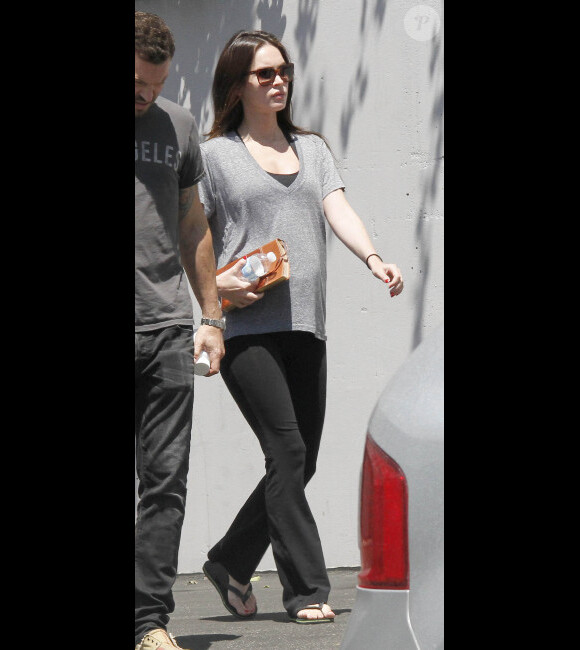 Megan Fox, enceinte, s'offre un déjeuner dans un restaurant japonais avec son époux Brian Austin Green à West Hollywood le 25 juillet 2012