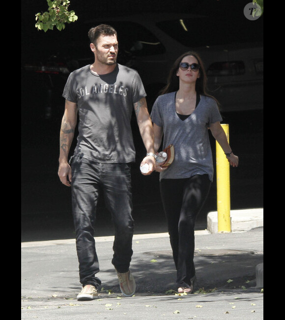 Megan Fox, enceinte, profite d'une journée ensoleillée avec son époux Brian Austin Green à West Hollywood le 25 juillet 2012