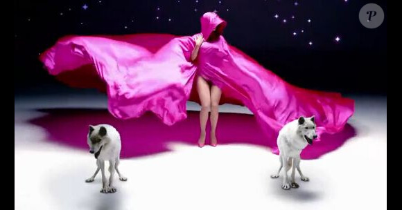Jennifer Lopez, sexy et mystérieuse dans le clip coloré de Goin' In réalisé par Ace Norton.