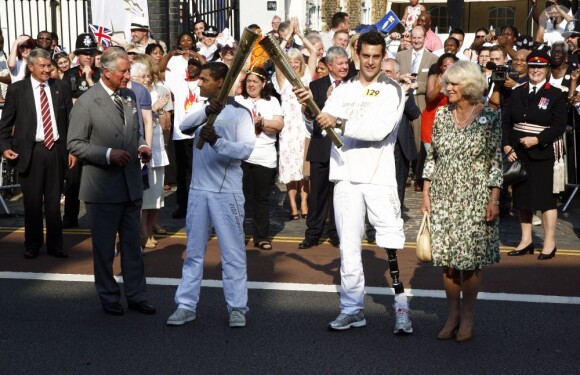 Le prince Charles et Camilla Parker Bowles à Tottenham le 26 juillet pour le passage du relais de la torche olympique.