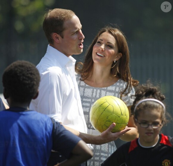 La bonne humeur était au rendez-vous ! Kate Middleton, le prince William et le prince Harry, ambassadeurs de la Team GB pour les JO de Londres 2012, inauguraient ensemble le projet de formation de coachs Coach Core, le 26 juillet 2012 au Bacon College de Rotherhithe (sud-est de Londres).