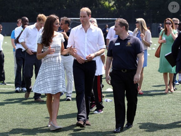 Kate Middleton, le prince William et le prince Harry, ambassadeurs de la Team GB pour les JO de Londres 2012, inauguraient ensemble le projet de formation de coachs Coach Core, le 26 juillet 2012 au Bacon College de Rotherhithe (sud-est de Londres).