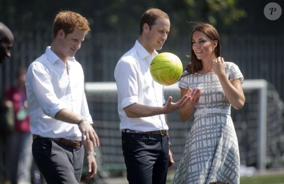 La duchesse de Cambridge, le prince William et le prince Harry, ambassadeurs de la Team GB pour les JO de Londres 2012, inauguraient ensemble le projet de formation de coachs Coach Core, le 26 juillet 2012 au Bacon College de Rotherhithe (sud-est de Londres).