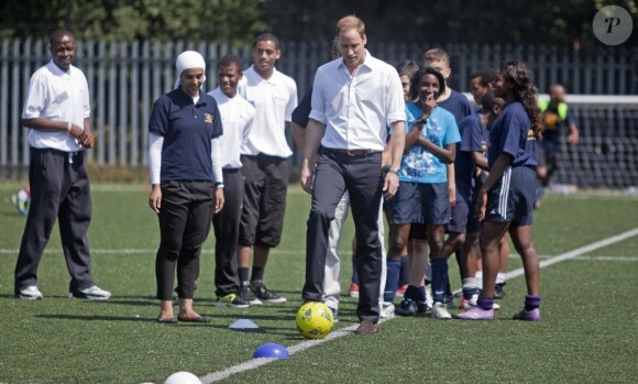 Kate Middleton, le prince William et le prince Harry, ambassadeurs de la Team GB pour les JO de Londres 2012, inauguraient ensemble le projet de formation de coachs Coach Core, le 26 juillet 2012 au Bacon College de Rotherhithe (sud-est de Londres).