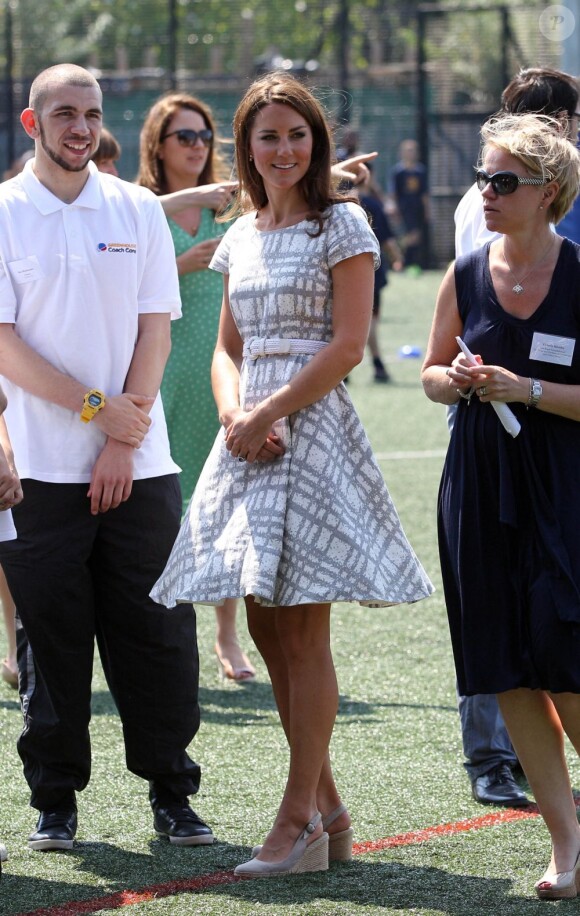La duchesse de Cambridge superbe dans une robe très abordable de chez Hobbs. Kate Middleton, le prince William et le prince Harry, ambassadeurs de la Team GB pour les JO de Londres 2012, inauguraient ensemble le projet de formation de coachs Coach Core, le 26 juillet 2012 au Bacon College de Rotherhithe (sud-est de Londres).