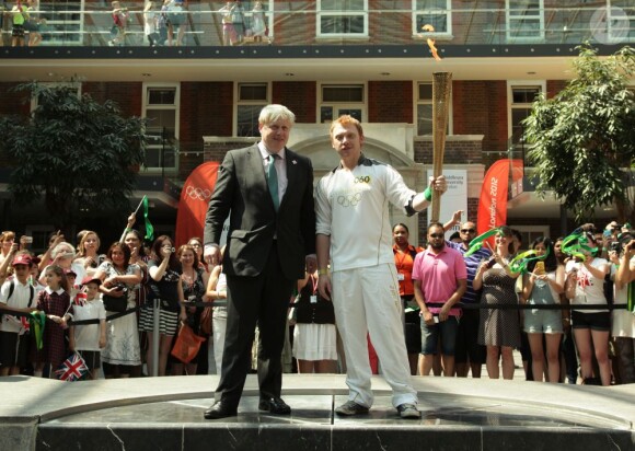 Rupert Grint avec la torche olympique le 25 juillet 2012