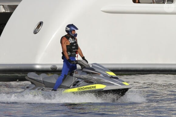 Rihanna sexy en bikini profite de ses vacances sur la côte d'azur sur son yacht. Le 27 juillet 2012.