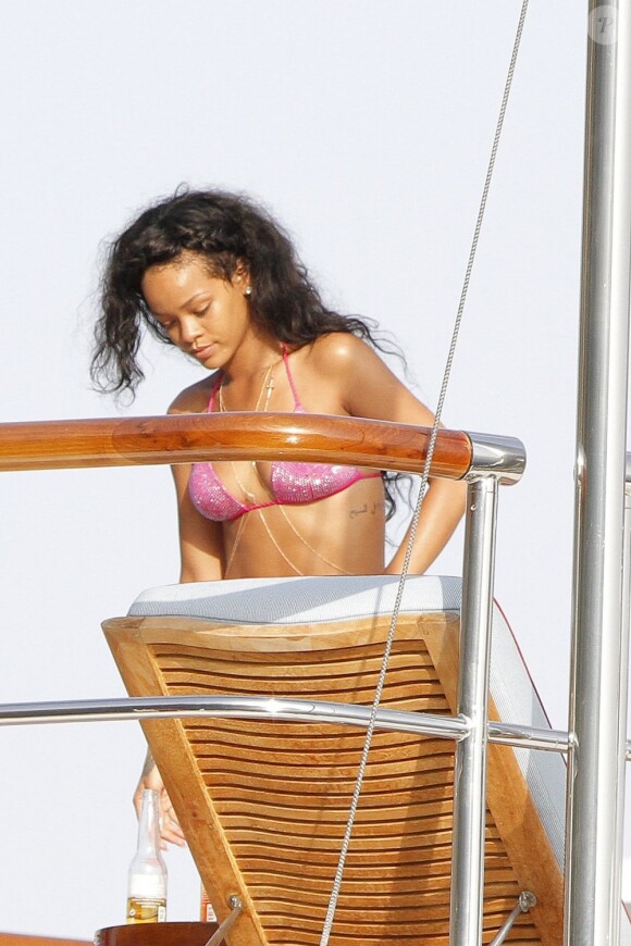 Rihanna sexy en bikini profite de ses vacances sur la côte d'azur sur son yacht. Le 27 juillet 2012.