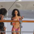 Rihanna profite de ses vacances avec ses amies sur son yacht sur la côte d'azur. Le 27 juillet 2012.