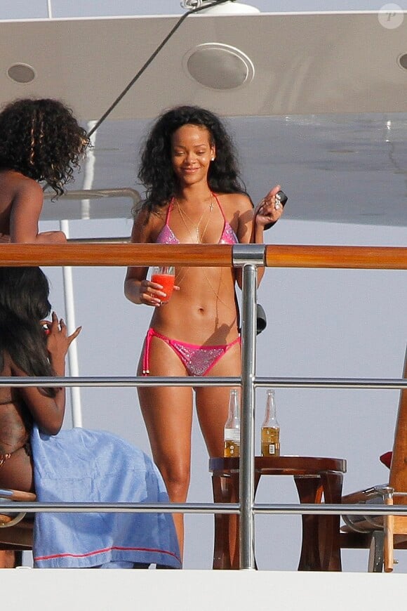 Rihanna profite de ses vacances avec ses amies sur son yacht sur la côte d'azur. Le 27 juillet 2012.