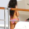 Rihanna sexy en bikini rose bling bling. Sur la côte d'azur le 27 juillet 2012.