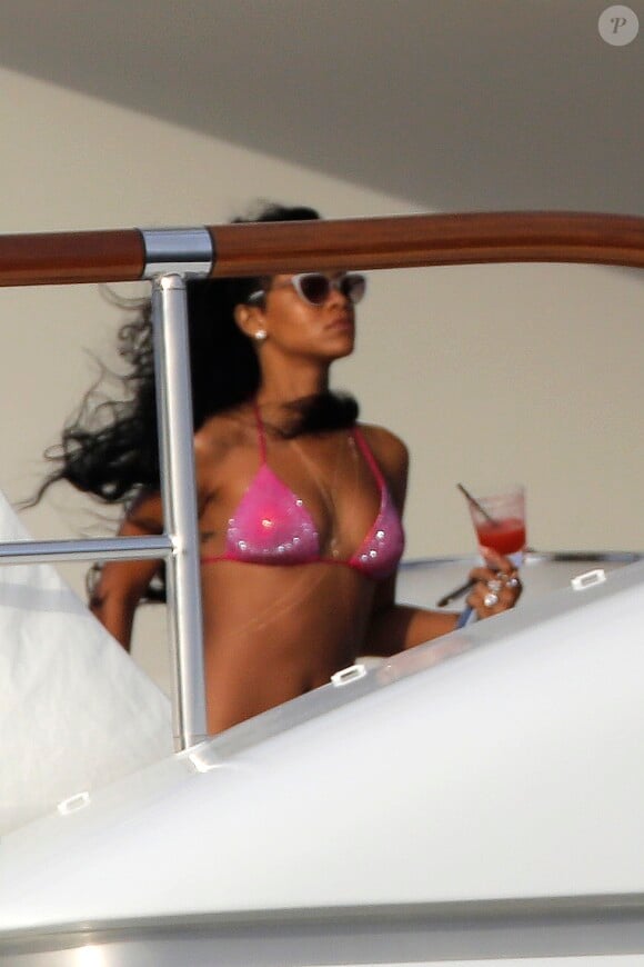 Rihanna, cheveux au vent et cocktail à la main, profite de ses vacances sur la côte d'azur sur son yacht. Le 27 juillet 2012.