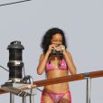 Rihanna sexy en bikini profite de ses vacances sur la côte d'azur sur son yacht. Le 27 juillet 2012.