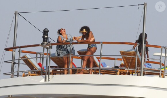 Les amies de Rihanna s'amusent. Côte d'Azur le 27 juillet 2012.