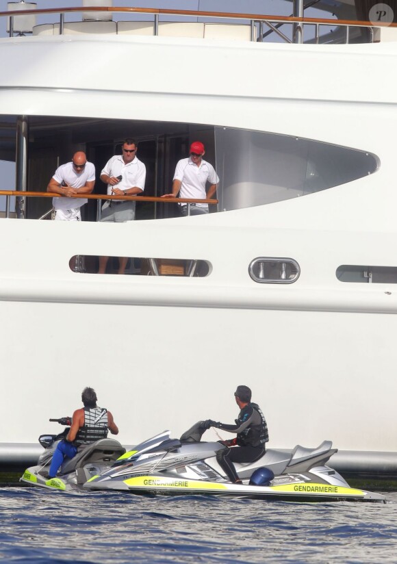 Ayant mis la musique trop forte, Rihanna a vu débarquer les gendarmes sur son yacht. Côte d'Azur le 27 juillet 2012.