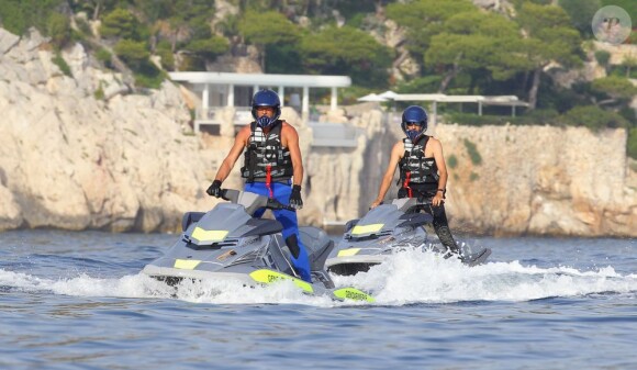 Ayant mis la musique trop forte, Rihanna a vu débarquer les gendarmes sur son yacht. Côte d'Azur le 27 juillet 2012.