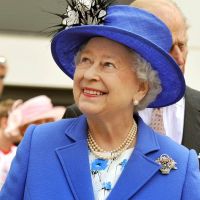 JO de Londres 2012 : Elizabeth II hyperactive, salue les sportifs impressionnés