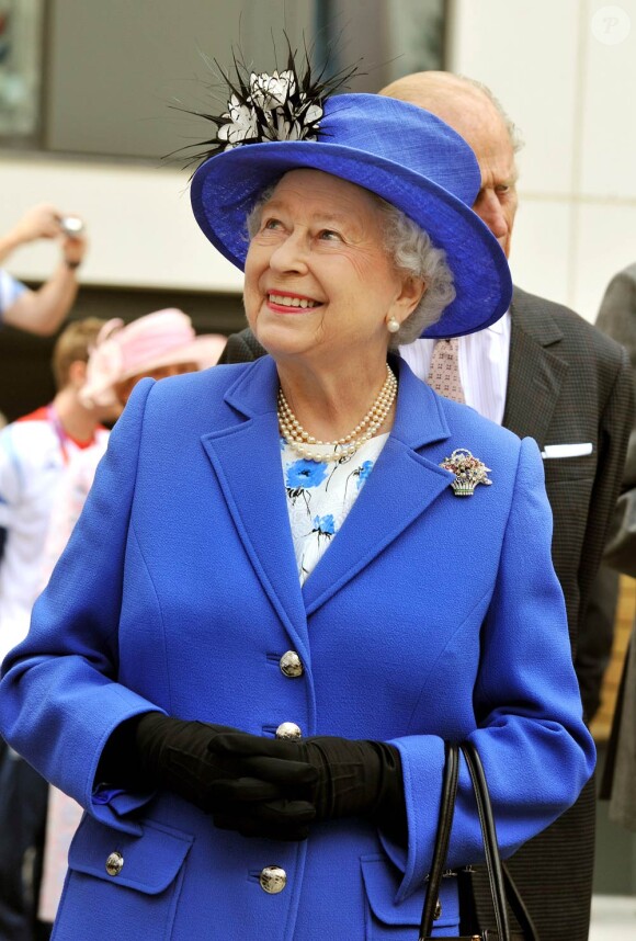Elizabeth II et son époux le duc d'Edimbourg, rendent visite aux nageurs, lors des JO de Londres, le 28 juillet 2012.