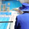 Elizabeth II va rendre visite aux nageurs, lors des JO de Londres, le 28 juillet 2012.