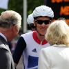 Le prince Charles et son épouse Camilla apportent leur soutien aux cyclistes, lors des JO de Londres, le 28 juillet 2012.