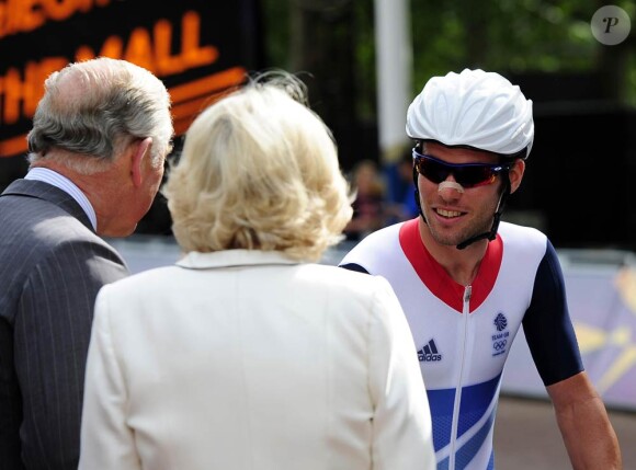 Le prince Charles et son épouse Camilla apportent leur soutien aux cyclistes, lors des JO de Londres, le 28 juillet 2012.