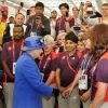 Elizabeth II salue les bénévoles lors des JO de Londres, le 28 juillet 2012.
