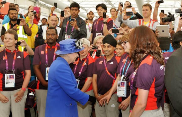 Elizabeth II salue les bénévoles lors des JO de Londres, le 28 juillet 2012.
