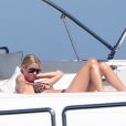Nicky Hilton passe la journée sur un yacht au large de St-Tropez, le dimanche 29 juillet 2012.