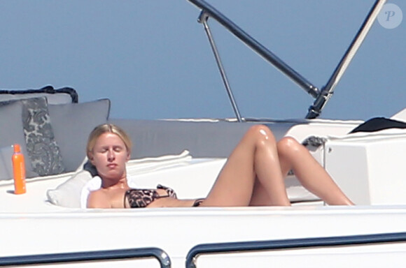 Nicky Hilton passe la journée sur un yacht au large de St-Tropez, le dimanche 29 juillet 2012.