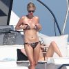 Paris Hilton passe la journée sur un yacht au large de St-Tropez, le dimanche 29 juillet 2012.
