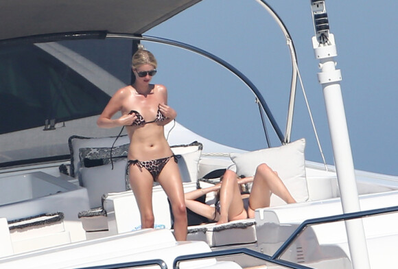 Paris Hilton et Nicky Hilton passent la journée sur un yacht au large de St-Tropez, le dimanche 29 juillet 2012.