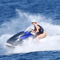 Paris Hilton : A toute allure sur son jet-ski au large de Saint-Tropez