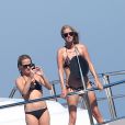 Paris et Nicky Hilton passent la journée sur un yacht au large de St-Tropez, le dimanche 29 juillet 2012.