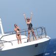Les soeurs Paris et Nicky Hilton passent la journée sur un yacht au large de St-Tropez, le dimanche 29 juillet 2012.