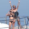 Paris Hilton et Nicky Hilton passent la journée sur un yacht au large de St-Tropez, le dimanche 29 juillet 2012.