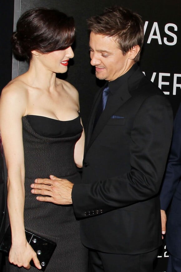 Rachel Weisz hypnotise Jeremy Renner à l'avant-première de Jason Bourne : L'héritage, le 30 juillet 2012 à New York.