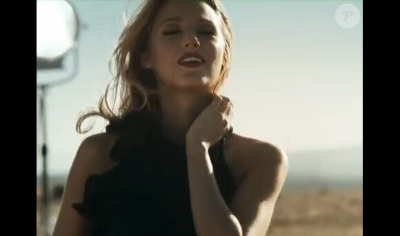 Blake Lively dans le désert, sublime et glamour dans le spot Gucci. Capture d'écran.