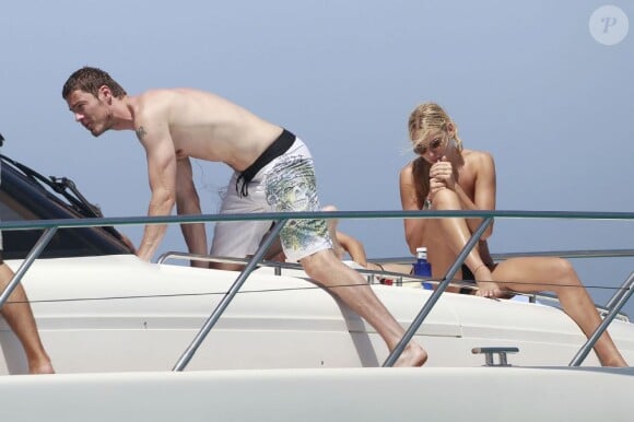 Marat Safin s'est offert quelques jours de vacances pour prendre le soleil sur un yacht avec sa compagne Anna Druzyaka le 31 juillet 2012 à Ibiza