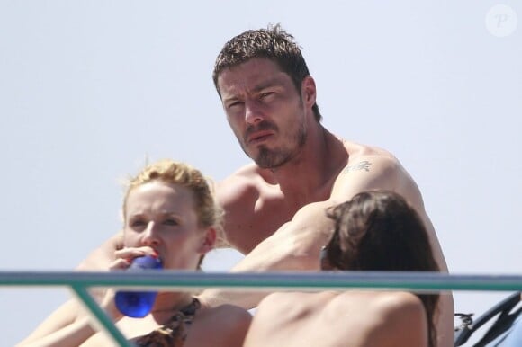 Marat Safin regarde avec les yeux de l'amour sa compagne Anna Druzyaka le 31 juillet 2012 à Ibiza